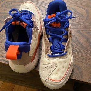 Women’s Jordan’s delta 2 hyper orange size 6